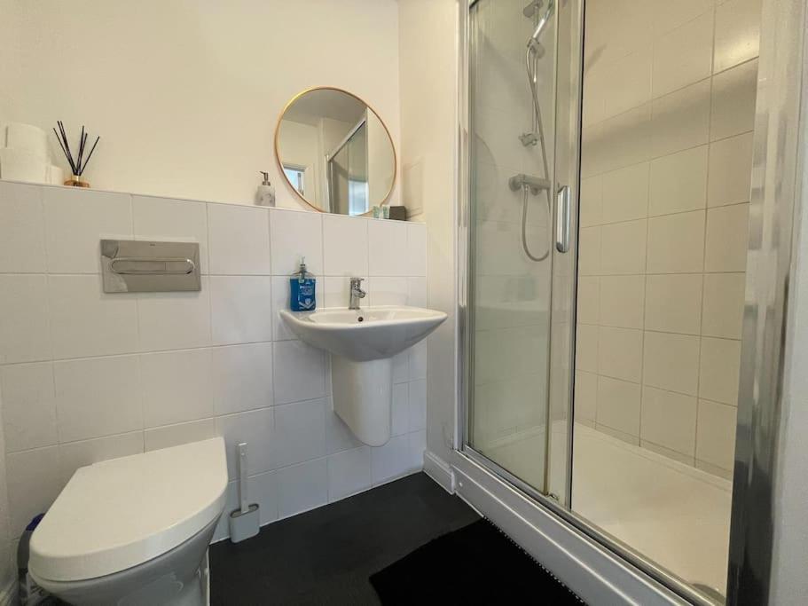 Stylish Station Apartment In Rochester With Free Parking Wainscot Luaran gambar