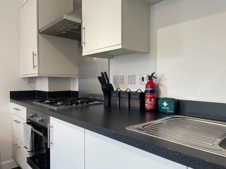 Stylish Station Apartment In Rochester With Free Parking Wainscot Luaran gambar