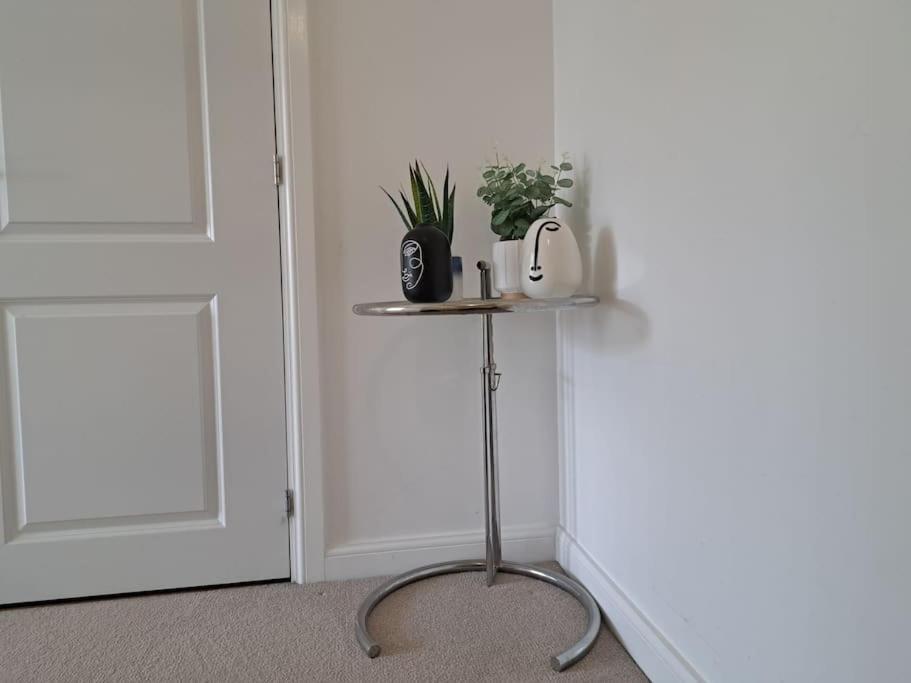 Stylish Station Apartment In Rochester With Free Parking Wainscot Luaran gambar