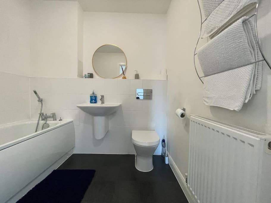 Stylish Station Apartment In Rochester With Free Parking Wainscot Luaran gambar