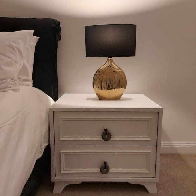 Stylish Station Apartment In Rochester With Free Parking Wainscot Luaran gambar