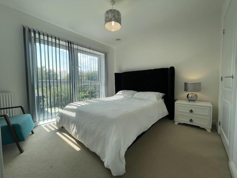 Stylish Station Apartment In Rochester With Free Parking Wainscot Luaran gambar