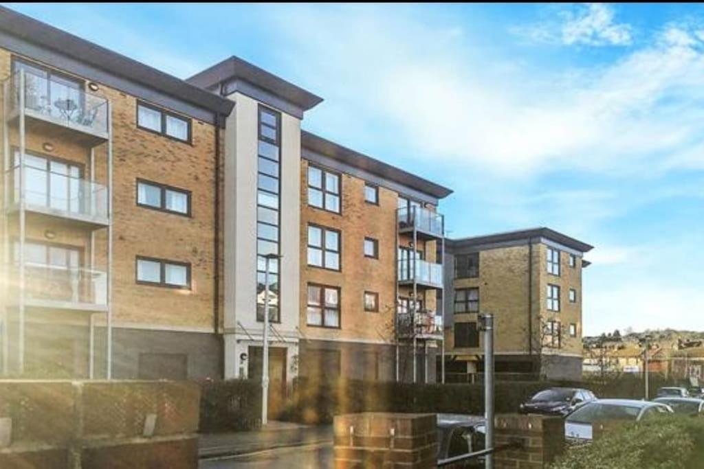 Stylish Station Apartment In Rochester With Free Parking Wainscot Luaran gambar