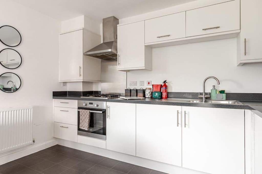 Stylish Station Apartment In Rochester With Free Parking Wainscot Luaran gambar