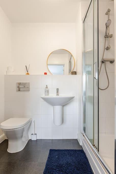 Stylish Station Apartment In Rochester With Free Parking Wainscot Luaran gambar