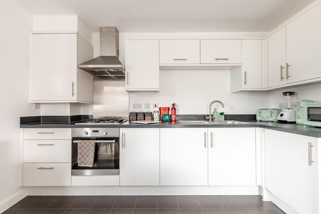 Stylish Station Apartment In Rochester With Free Parking Wainscot Luaran gambar
