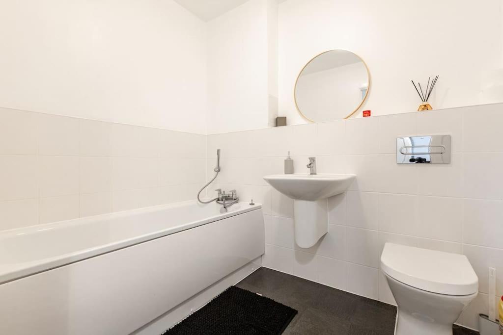 Stylish Station Apartment In Rochester With Free Parking Wainscot Luaran gambar