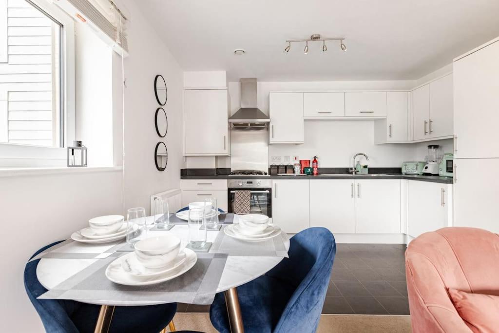 Stylish Station Apartment In Rochester With Free Parking Wainscot Luaran gambar