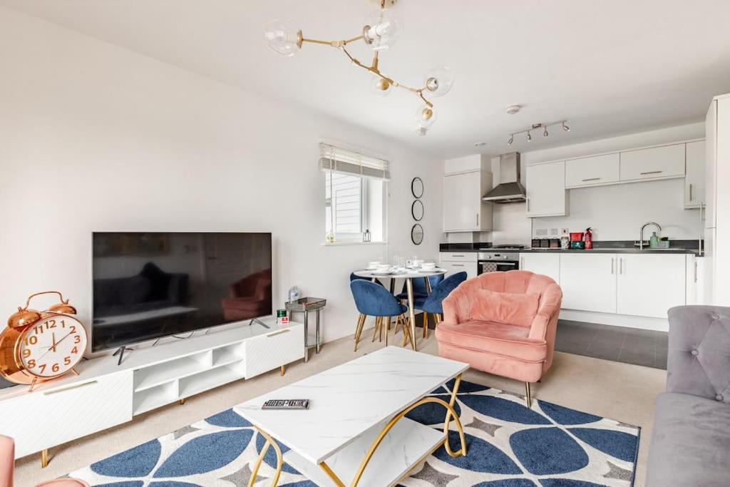 Stylish Station Apartment In Rochester With Free Parking Wainscot Luaran gambar