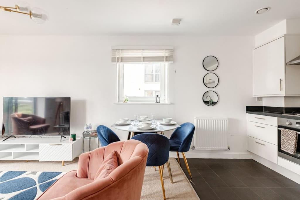 Stylish Station Apartment In Rochester With Free Parking Wainscot Luaran gambar