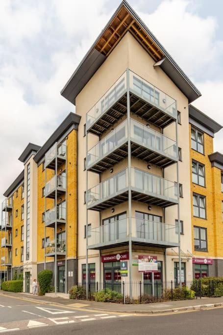 Stylish Station Apartment In Rochester With Free Parking Wainscot Luaran gambar