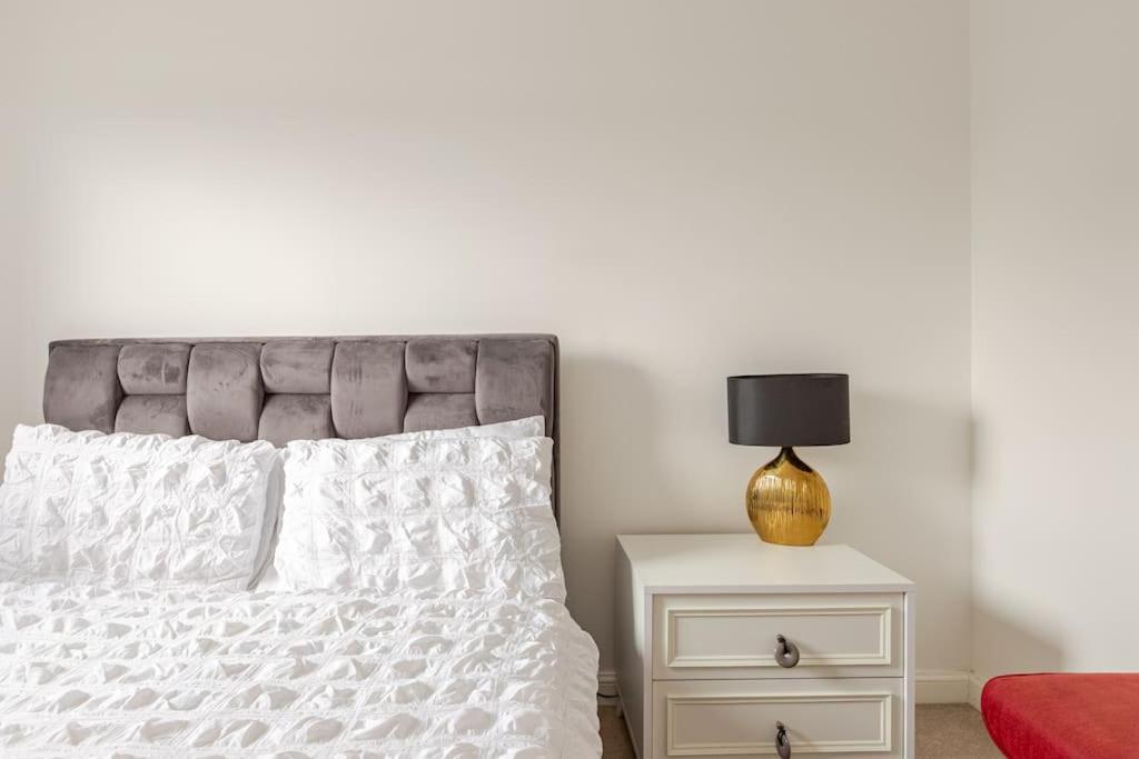 Stylish Station Apartment In Rochester With Free Parking Wainscot Luaran gambar